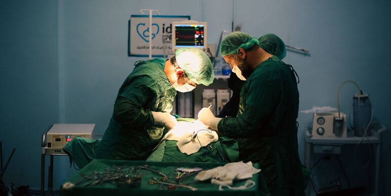 Dr. Nilesh Purkar consulting a patient at Vakratunda Hospital