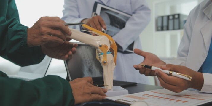 Dr. Akhil Chaudhari consulting a patient at Vakratunda Hospital
