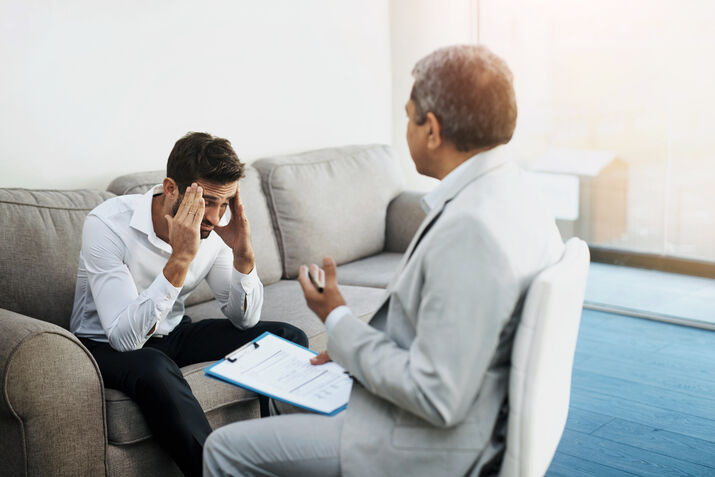 Dr. Nakul Vanjari consulting a patient at Vakratunda Hospital